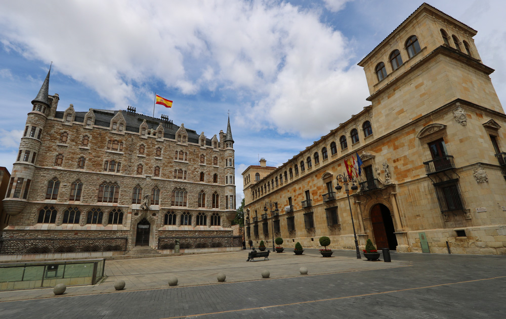 Casa Botines & Palacio De Los Guzmanes