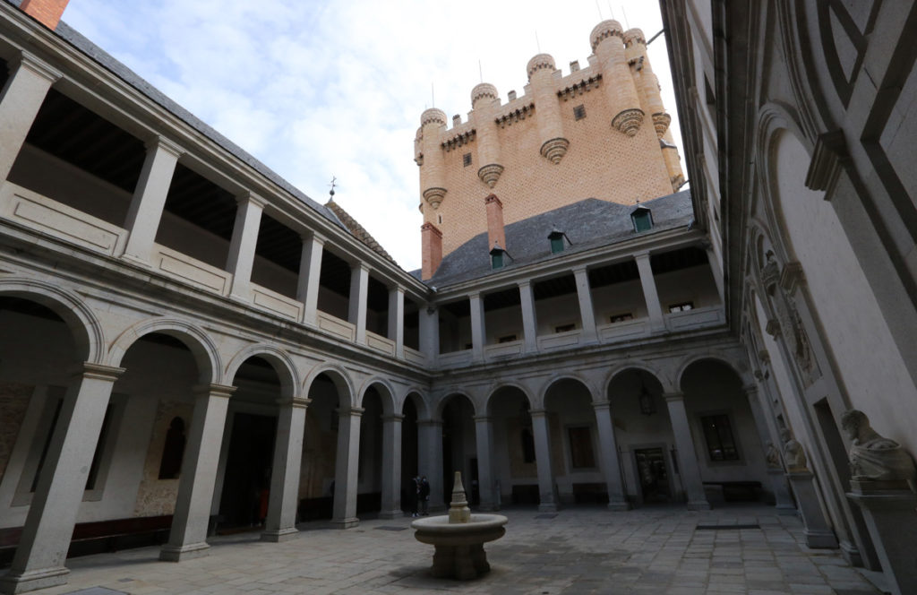el patio principal del Alcázar de Segovia