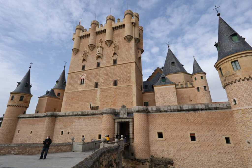 This image has an empty alt attribute; its file name is Alcazar-de-Segovia-1-1024x683.jpg